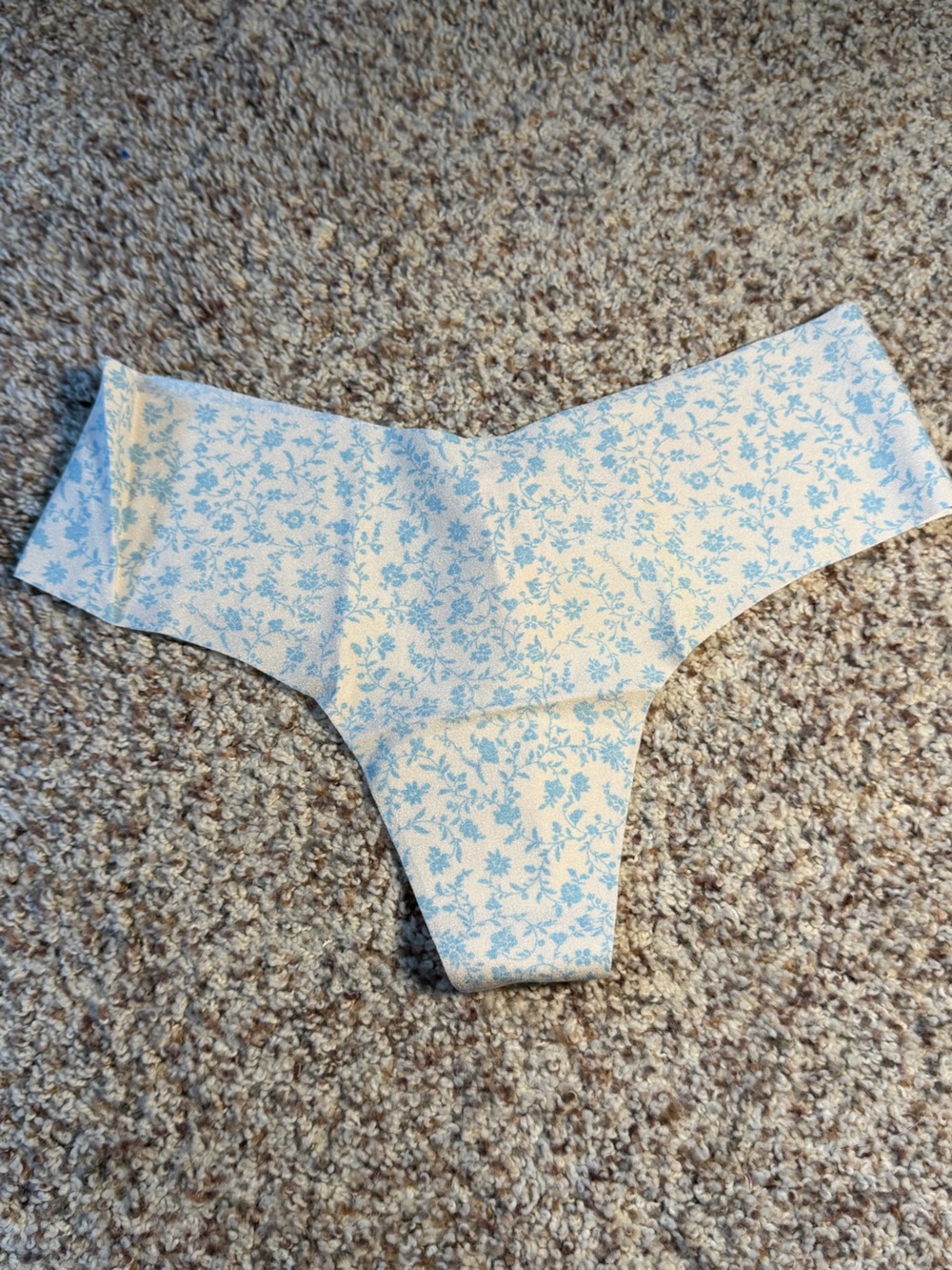 Victoria's Secret White and Light Blue Floral Seamless Thong size S NWT